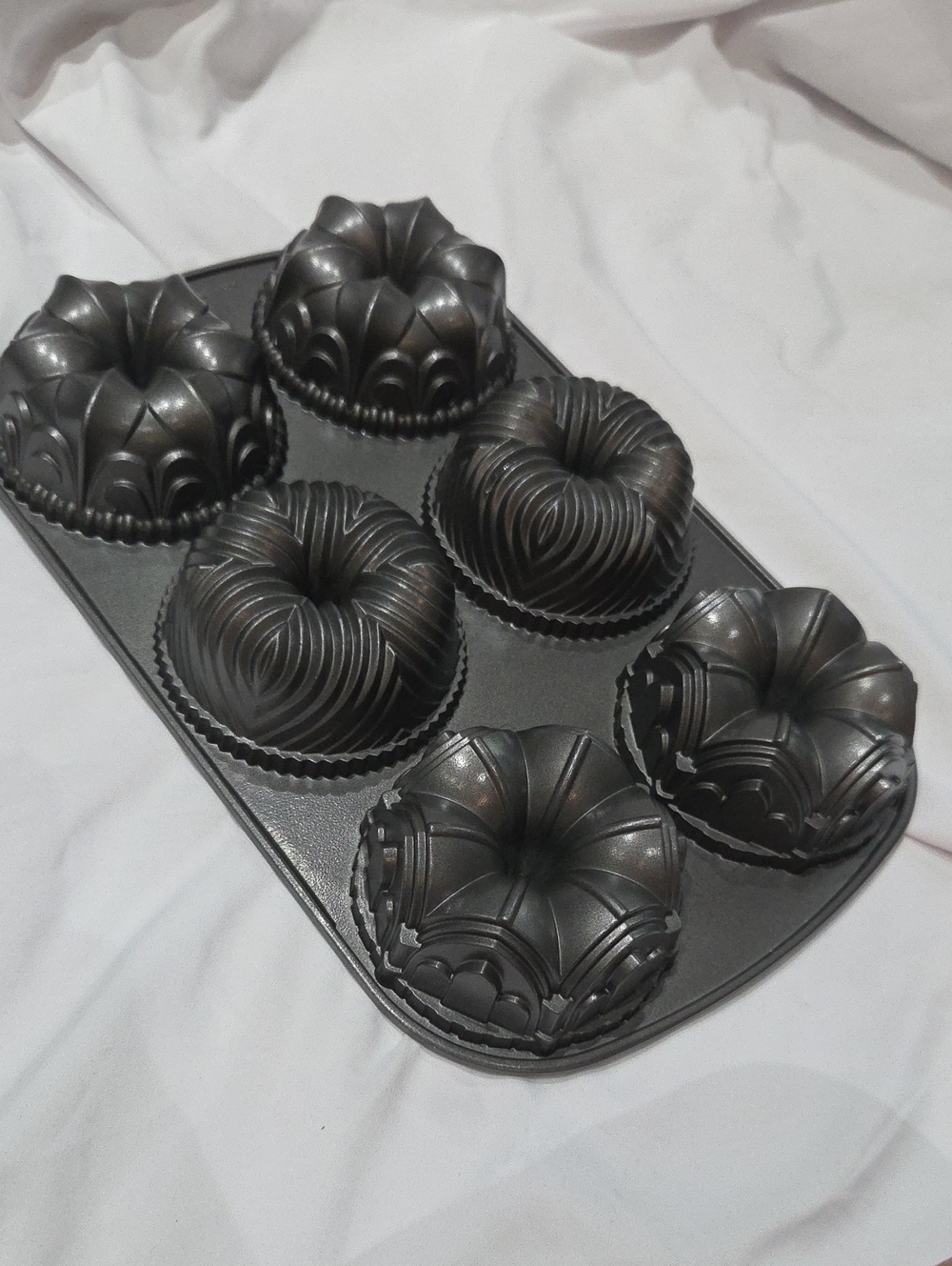 Nordic Ware Mini Bundt Pan, Cast Aluminum Nonstick, 6-Cake Mold